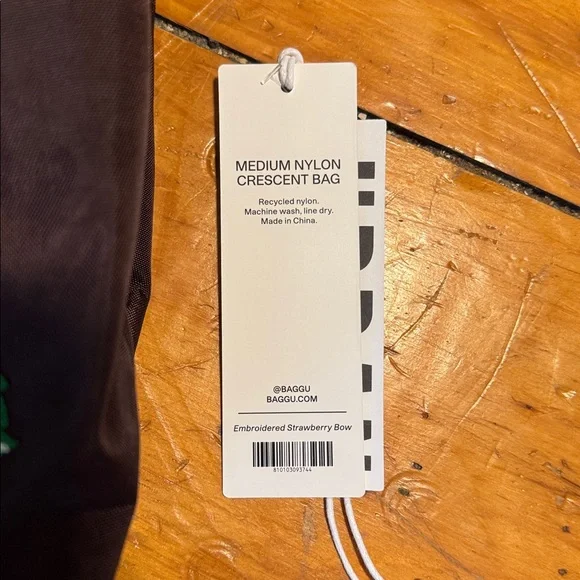 Baggu UO Exclusive Embroidered Strawberry Medium Crescent - Picture 7 of 10